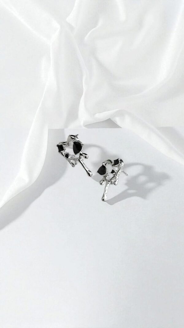 Серьги гвоздики Сердце арт.tr2208 серебро с черным