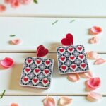 Серьги квадратные с сердцем арт.tr2082 бело-красные