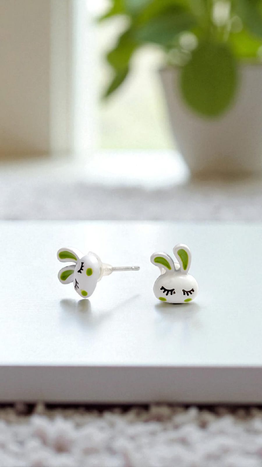 Серьги гвоздики Зайка арт.tr1940 бело-зеленый Серьги гвоздики Зайка арт.tr1940 бело-зеленый