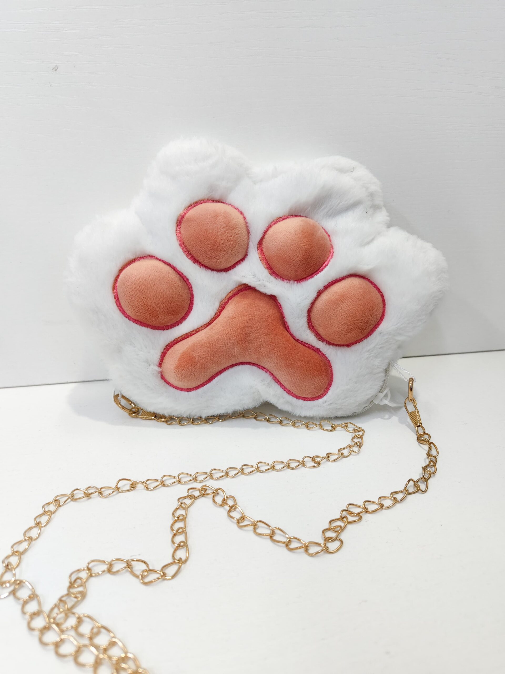 Сумка Лапка мех белая 23*16см 2000тг Сумка Лапка мех белая 23*16см 2000тг