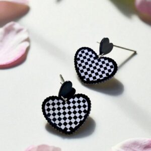 Серьги Сердце шахматное акрил арт.tr2079 черно-белое
