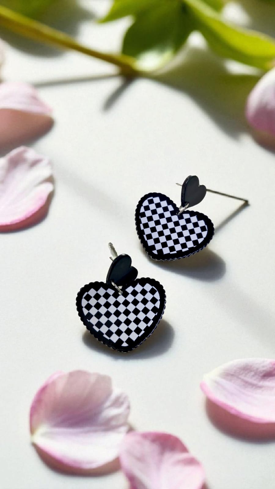Серьги Сердце шахматное акрил арт.tr2079 черно-белое Серьги Сердце шахматное акрил арт.tr2079 черно-белое