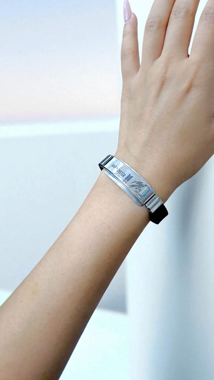 Браслет силиконовый регулируемый с металлической вставкой автограф "BTS-RM" арт.tr2149 серебро Браслет силиконовый регулируемый с металлической вставкой автограф "BTS-RM" арт.tr2149 серебро