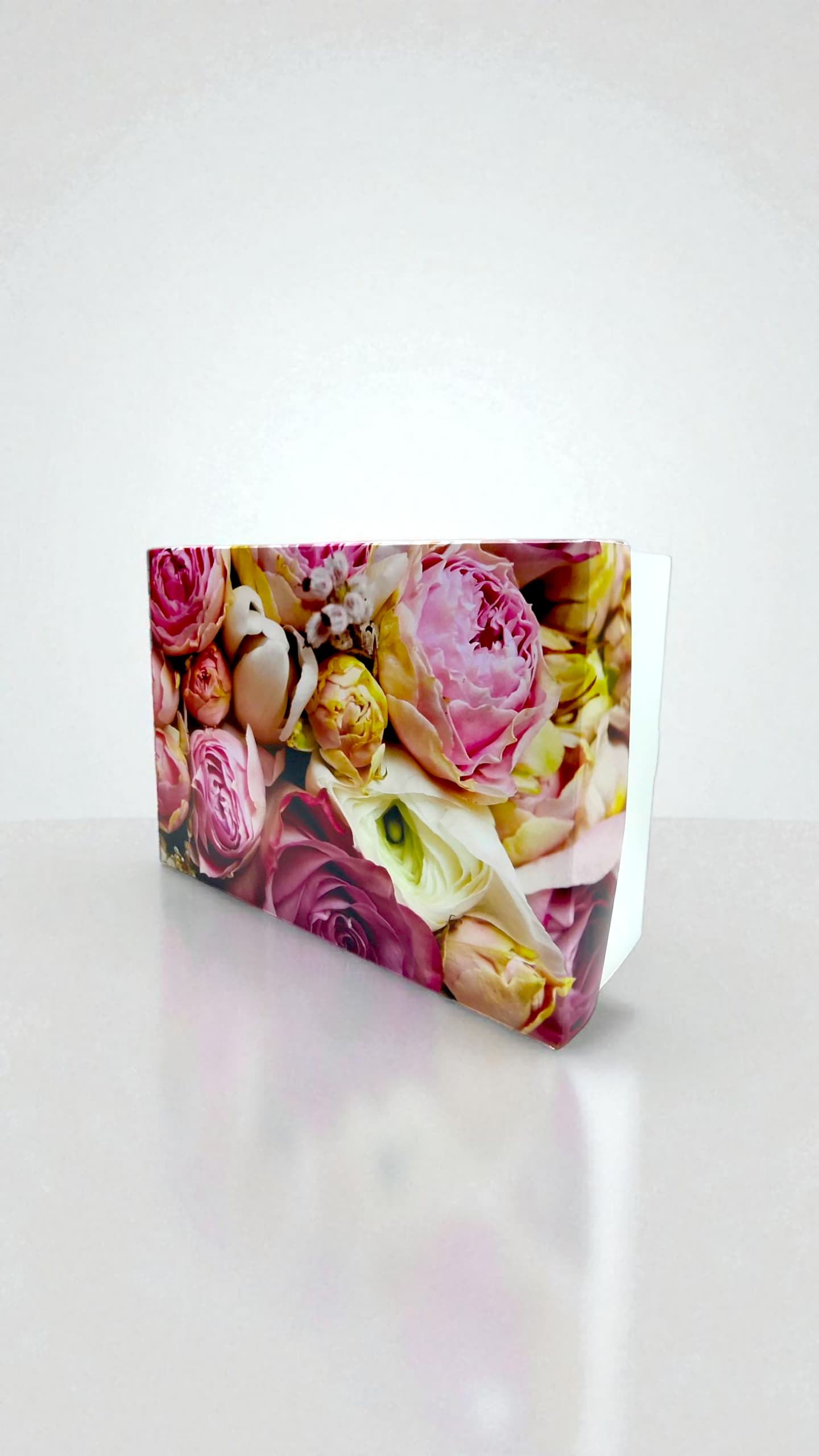 Коробка подарочная Пион+белое дно 25*17.5*9см 900тг Коробка подарочная Пион+белое дно 25*17.5*9см 900тг