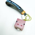 Брелок Майнкрафт кубик 3*3см арт.tr804 розовый