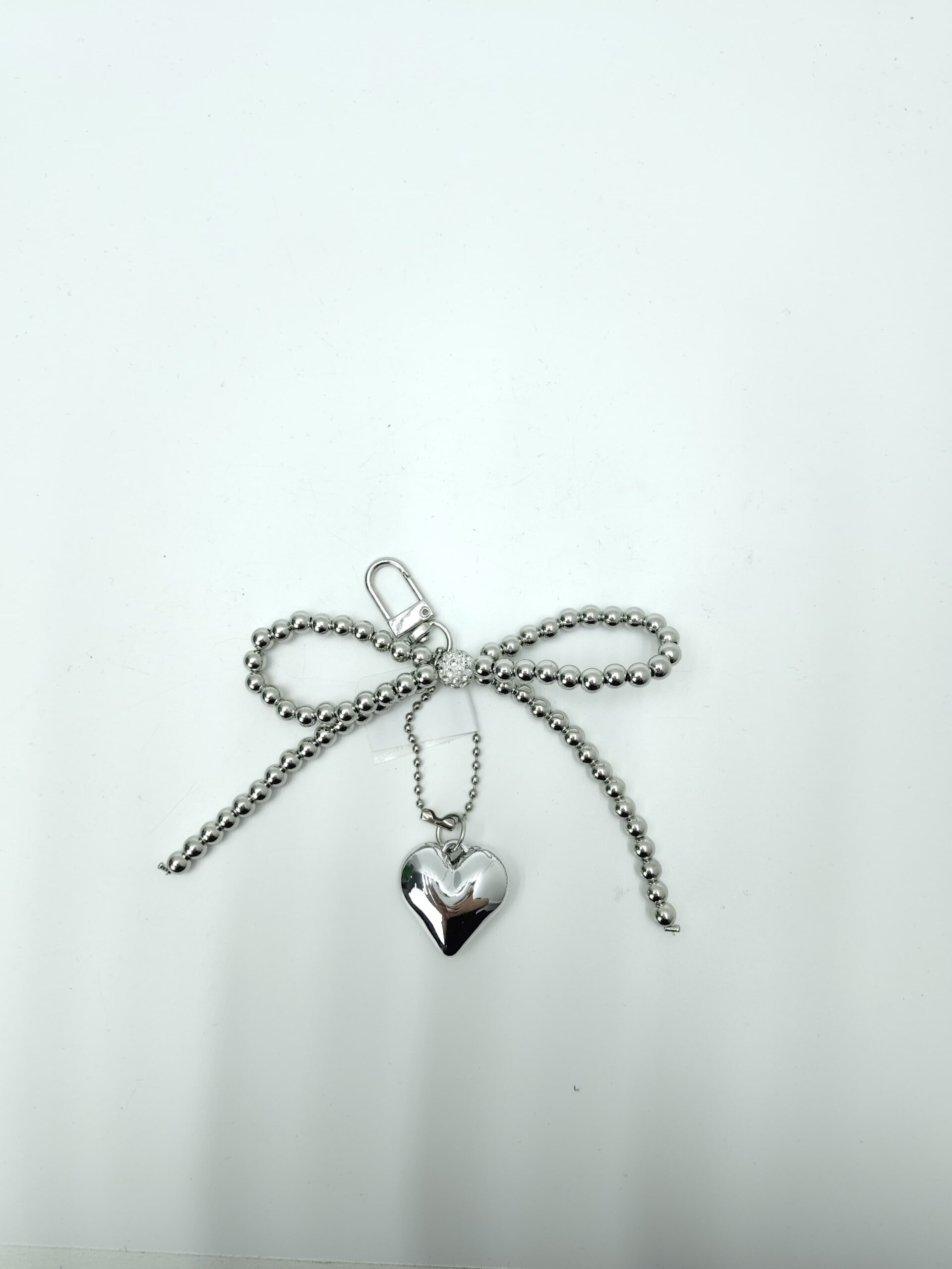 Брелок Бант из бус с сердцем арт.5975-8 серебро Брелок Бант из бус с сердцем арт.5975-8 серебро