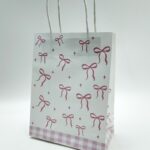 Пакет подарочный крафт белый с розовыми бантиками 21*16*8см арт.tr263