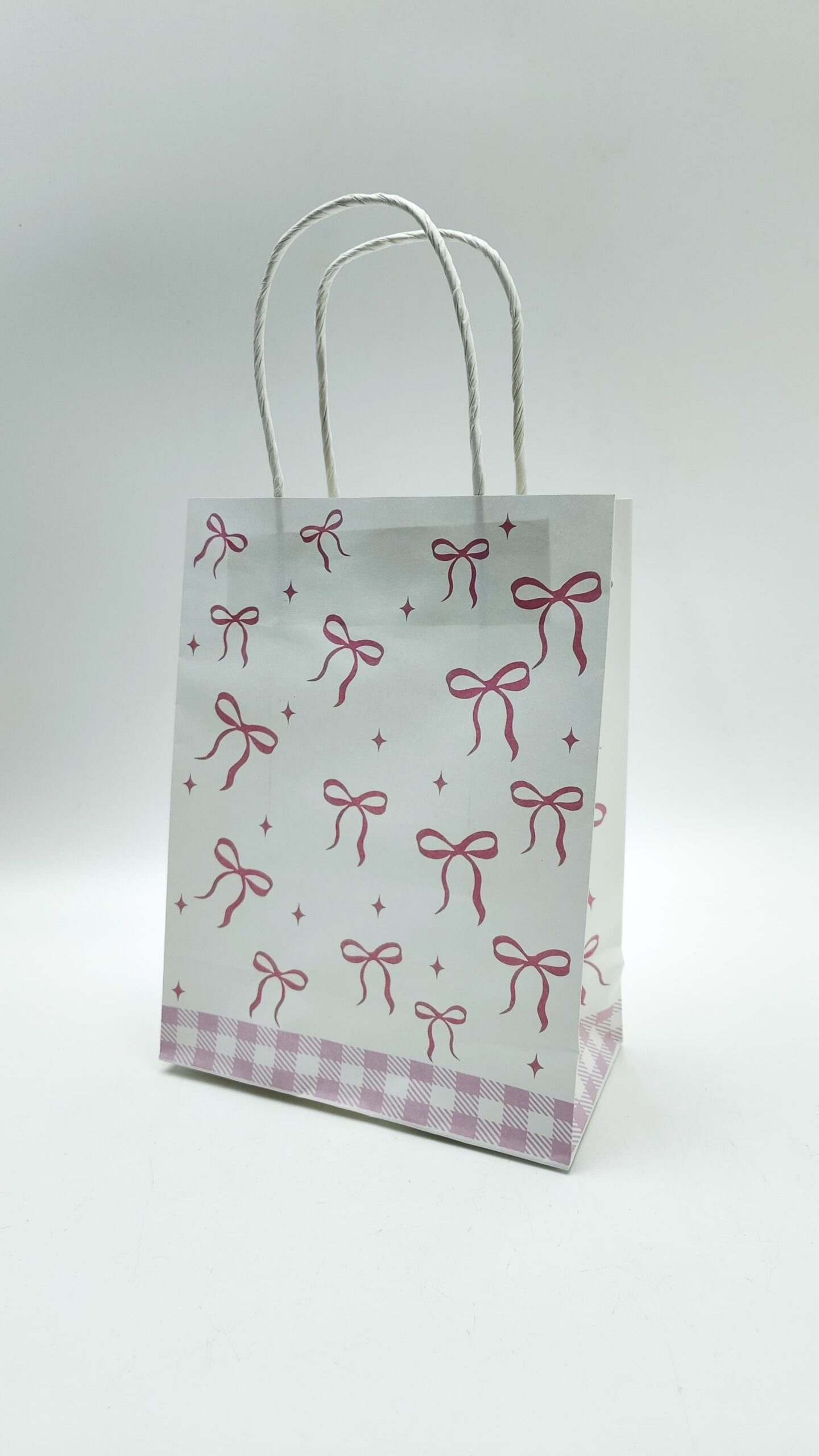 Пакет подарочный крафт белый с розовыми бантиками 21*16*8см арт.tr263 Пакет подарочный крафт белый с розовыми бантиками 21*16*8см арт.tr263