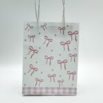 Пакет подарочный крафт белый с розовыми бантиками 21*16*8см арт.tr263