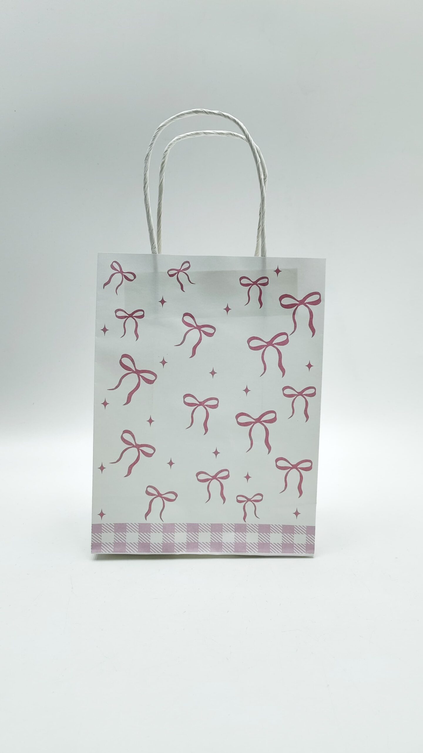 Пакет подарочный крафт белый с розовыми бантиками 21*16*8см арт.tr263 Пакет подарочный крафт белый с розовыми бантиками 21*16*8см арт.tr263