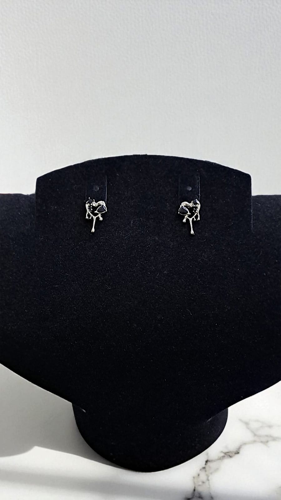 Серьги гвоздики Сердце арт.tr2208 серебро с черным Серьги гвоздики Сердце арт.tr2208 серебро с черным