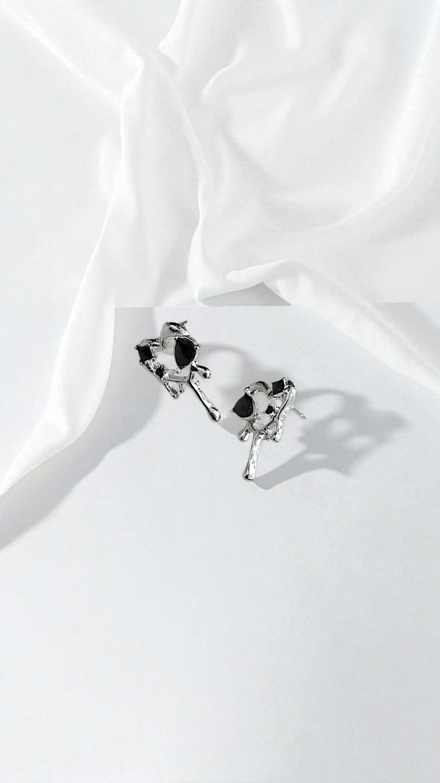 Серьги гвоздики Сердце арт.tr2208 серебро с черным Серьги гвоздики Сердце арт.tr2208 серебро с черным