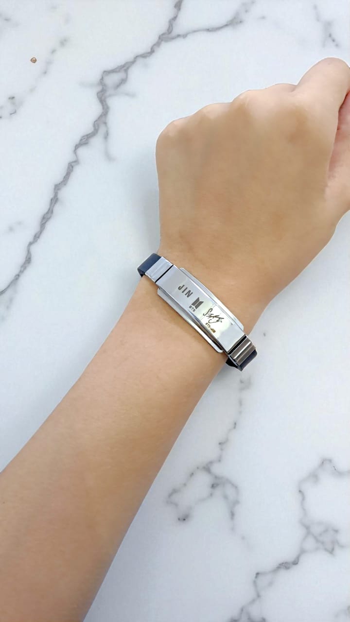 Браслет силиконовый регулируемый с металлической вставкой автограф "BTS-JIN" арт.tr2061 серебро Браслет силиконовый регулируемый с металлической вставкой автограф "BTS-JIN" арт.tr2061 серебро