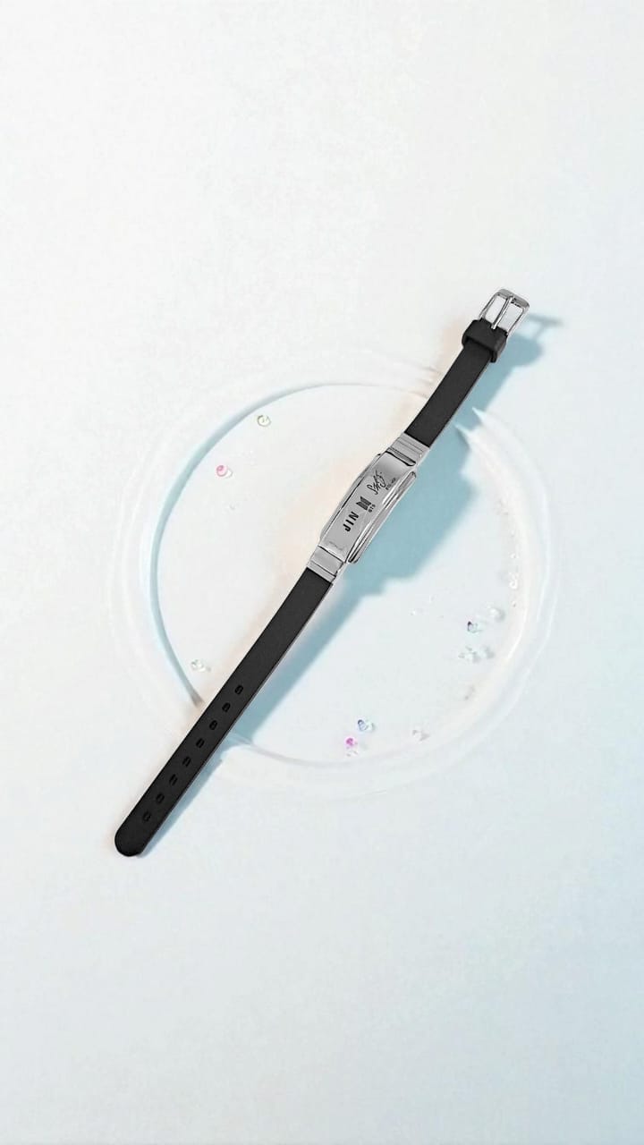 Браслет силиконовый регулируемый с металлической вставкой автограф "BTS-JIN" арт.tr2061 серебро Браслет силиконовый регулируемый с металлической вставкой автограф "BTS-JIN" арт.tr2061 серебро