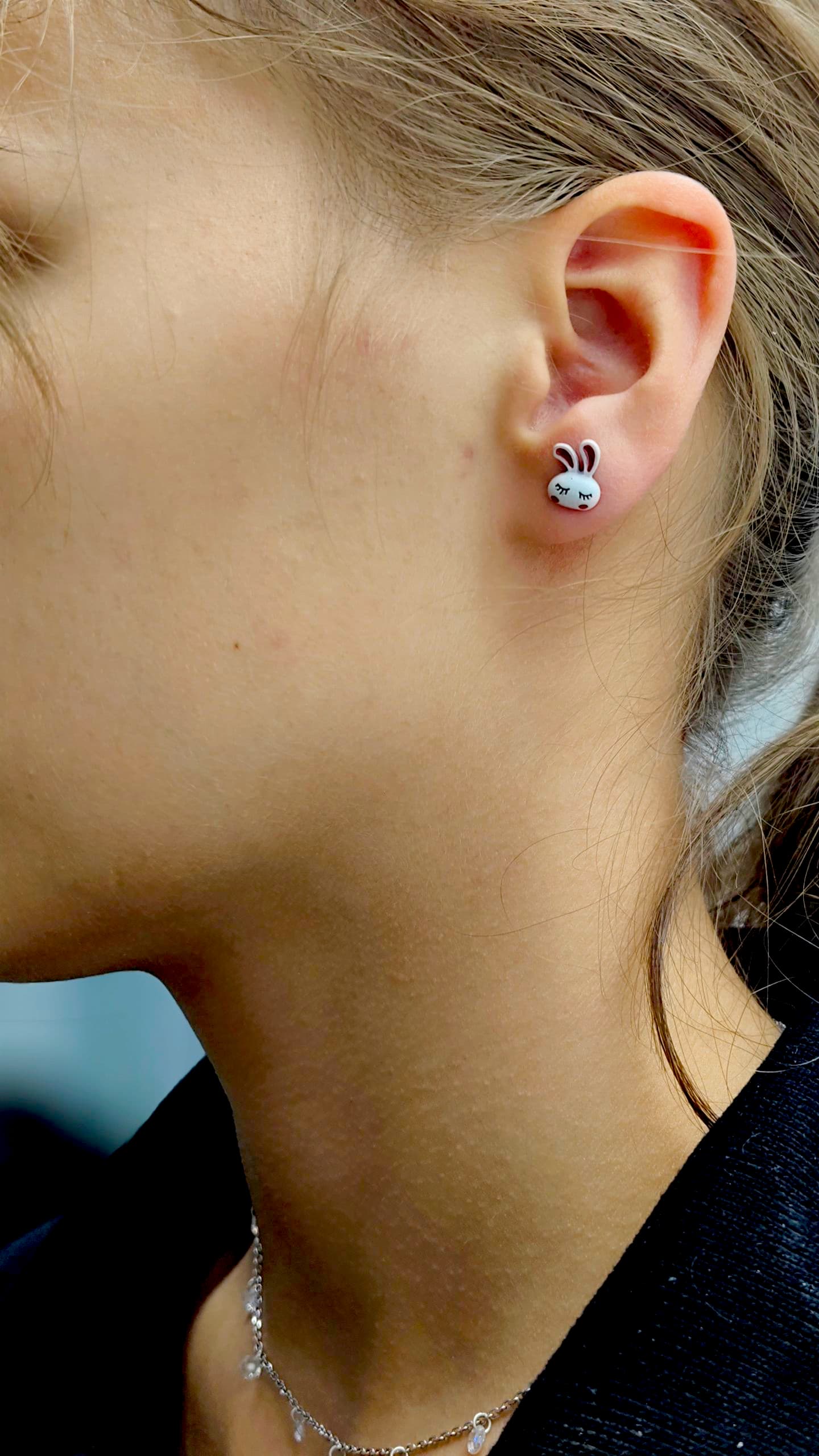 Серьги гвоздики Зайка арт.tr1939 бело-красный Серьги гвоздики Зайка арт.tr1939 бело-красный