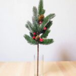 Новогодняя ветка хвои с ягодами и шишками 1200тг