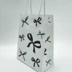 Пакет подарочный крафт белый с черными бантиками 21*16*8см арт.tr261