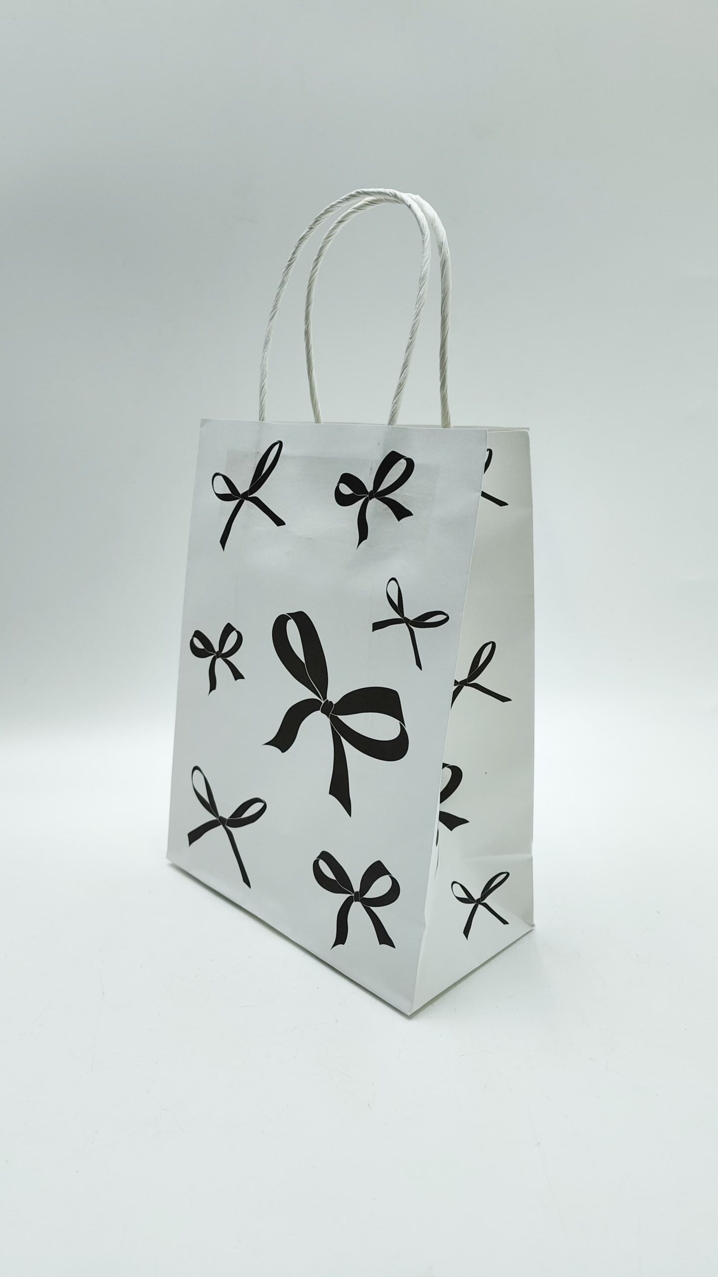 Пакет подарочный крафт белый с черными бантиками 21*16*8см арт.tr261 Пакет подарочный крафт белый с черными бантиками 21*16*8см арт.tr261