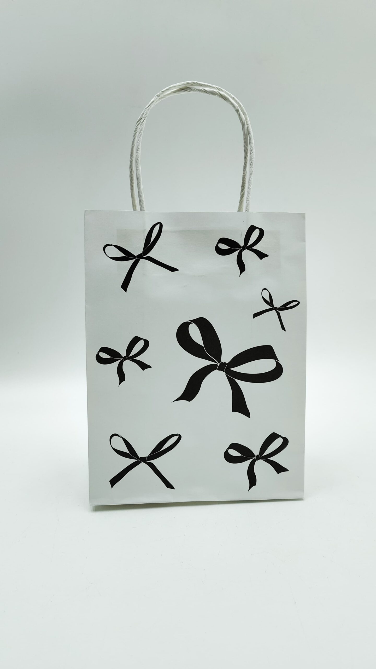 Пакет подарочный крафт белый с черными бантиками 21*16*8см арт.tr261 Пакет подарочный крафт белый с черными бантиками 21*16*8см арт.tr261