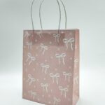 Пакет подарочный крафт розовый с белыми бантиками 21*16*8см арт.tr264