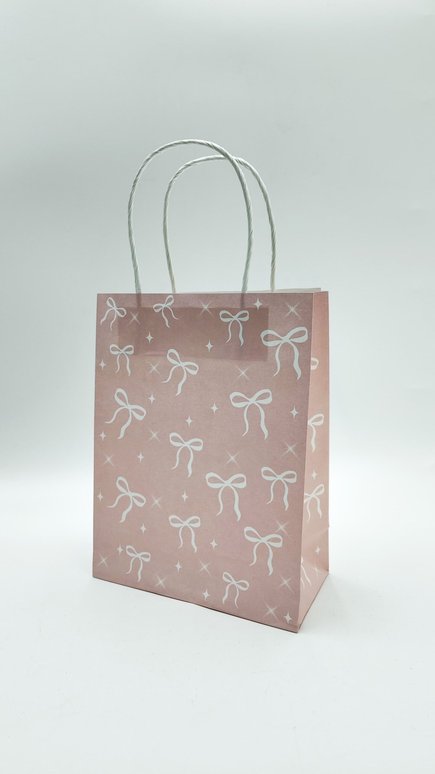 Пакет подарочный крафт розовый с белыми бантиками 21*16*8см арт.tr264 Пакет подарочный крафт розовый с белыми бантиками 21*16*8см арт.tr264