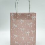 Пакет подарочный крафт розовый с белыми бантиками 21*16*8см арт.tr264