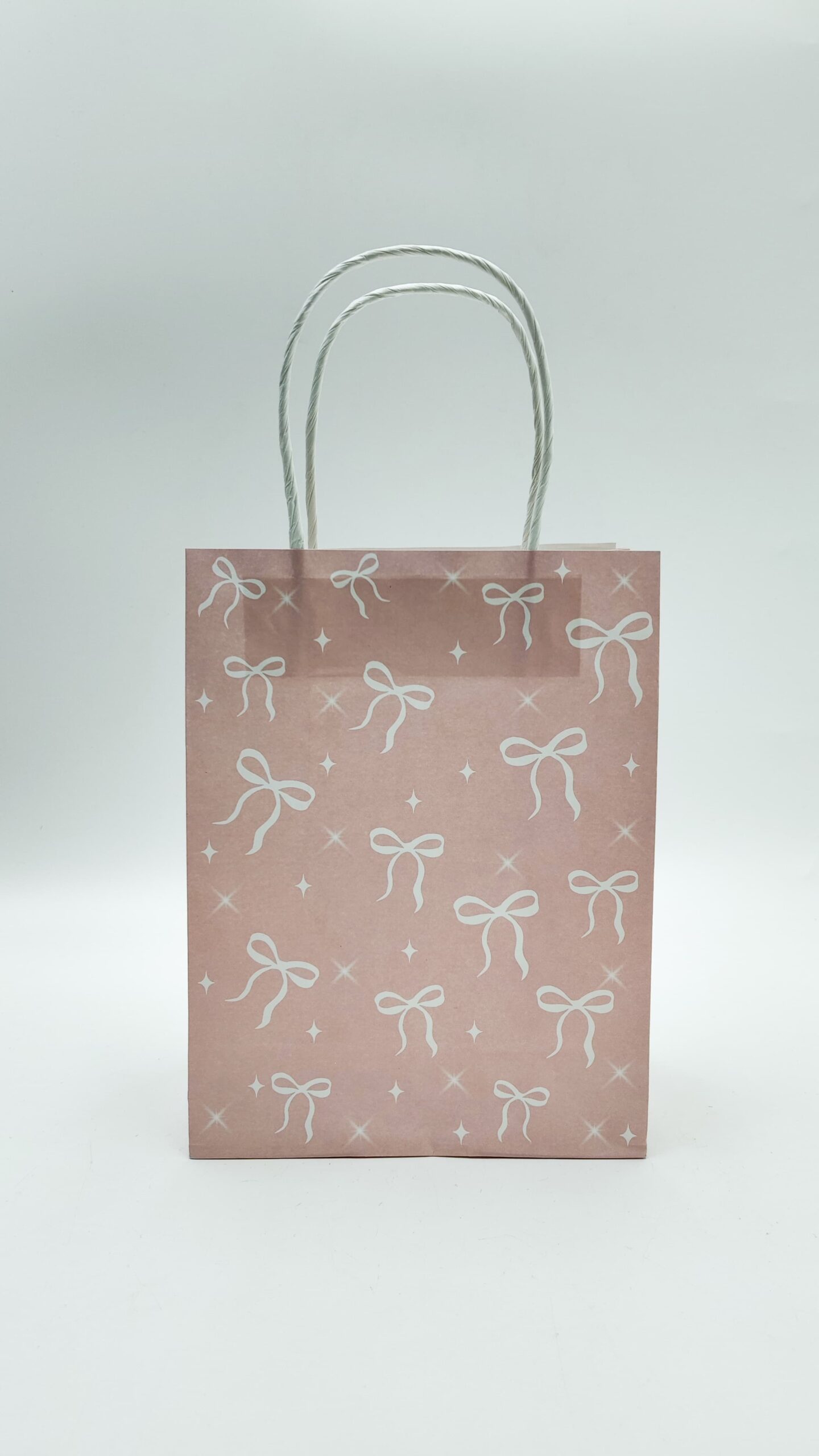 Пакет подарочный крафт розовый с белыми бантиками 21*16*8см арт.tr264 Пакет подарочный крафт розовый с белыми бантиками 21*16*8см арт.tr264