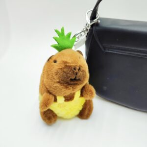 Брелок мягкий Капибара в комбинезоне 10см арт.tr179 желтый ананас