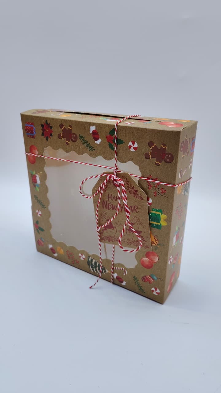 Коробка новогодняя с окошком 17,5*17,5*5см арт.tr2813 400тг Коробка новогодняя с окошком 17,5*17,5*5см арт.tr2813 400тг