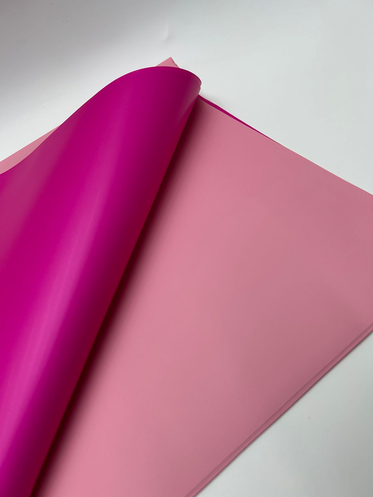 Пленка упаковочная 60*60см арт.tr572 розово-малиновая Пленка упаковочная 60*60см арт.tr572 розово-малиновая